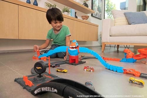 Hot Wheels City Wreck & Ride Gorilla Attack with 1 Car, Connects to Other Sets, Gas Station-Themed Set, Gift for Kids 4 to 8 Years Old - Image 2