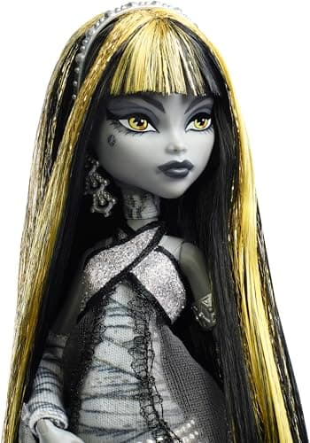 Monster High Reel Drama Doll, Cleo De Nile Black and White Reproduction Collectible with Doll-Size and Life-Size Posters, Horror Flick Theme, and Pet - Image 3
