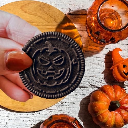 OREO Orange Creme Chocolate Sandwich Cookies, Limited Edition, Halloween Cookies, 18.71 oz - Image 5