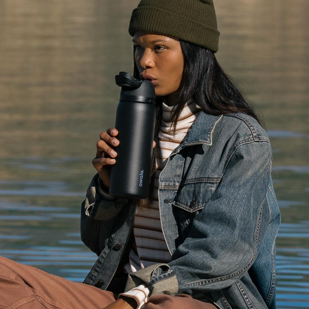 Botella de Agua de Acero Inoxidable Aislada Owala FreeSip con Popote, Botella de Agua Deportiva Libre de BPA, Ideal para Viajar, 32 Oz, Muy, Muy Oscura - Image 7