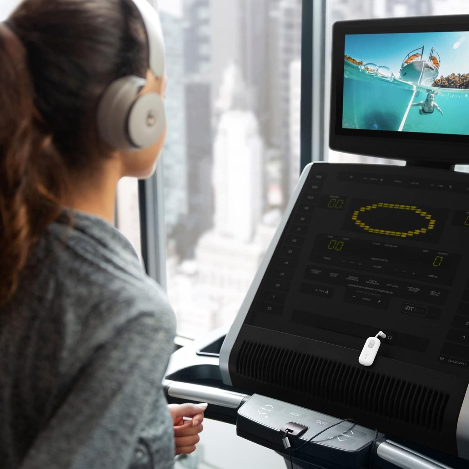 Twelve South AirFly SE | Bluetooth Wireless Audio Transmitter Adapter for AirPods/Headphones, 20+ Hr Battery, Works with 3.5mm aux Jacks on Airplanes, TVs, Gym Equipment, and Travel AirFly SE White - Image 3