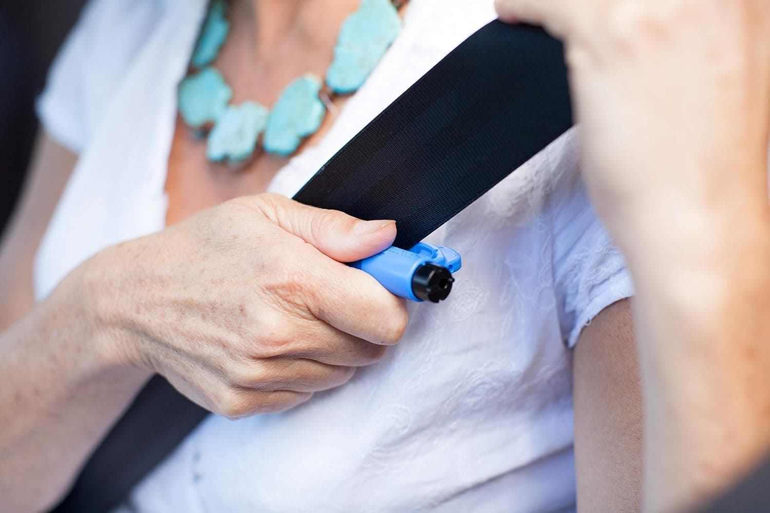 Resqme Paquete de 2, La Herramienta Original de Escape de Emergencia para Llaveros, Cortador de Cinturón de Seguridad 2-en-1 y Rompedor de Ventanas, Hecho en EE. UU., Amarillo de Seguridad - Image 6