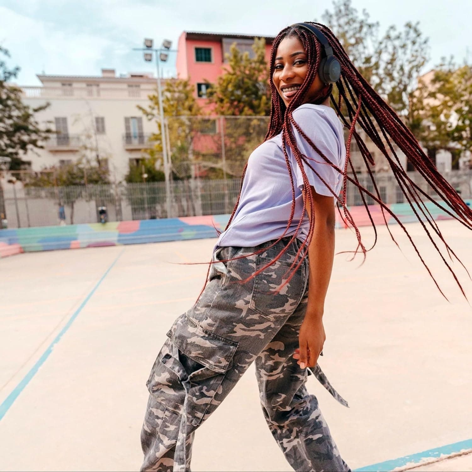 JBL Tune 520BT - Wireless On-Ear Headphones, Up to 57H Battery Life and Speed Charge, Lightweight, Comfortable and Foldable Design, Hands-Free Calls with Voice Aware (Black) - Image 3