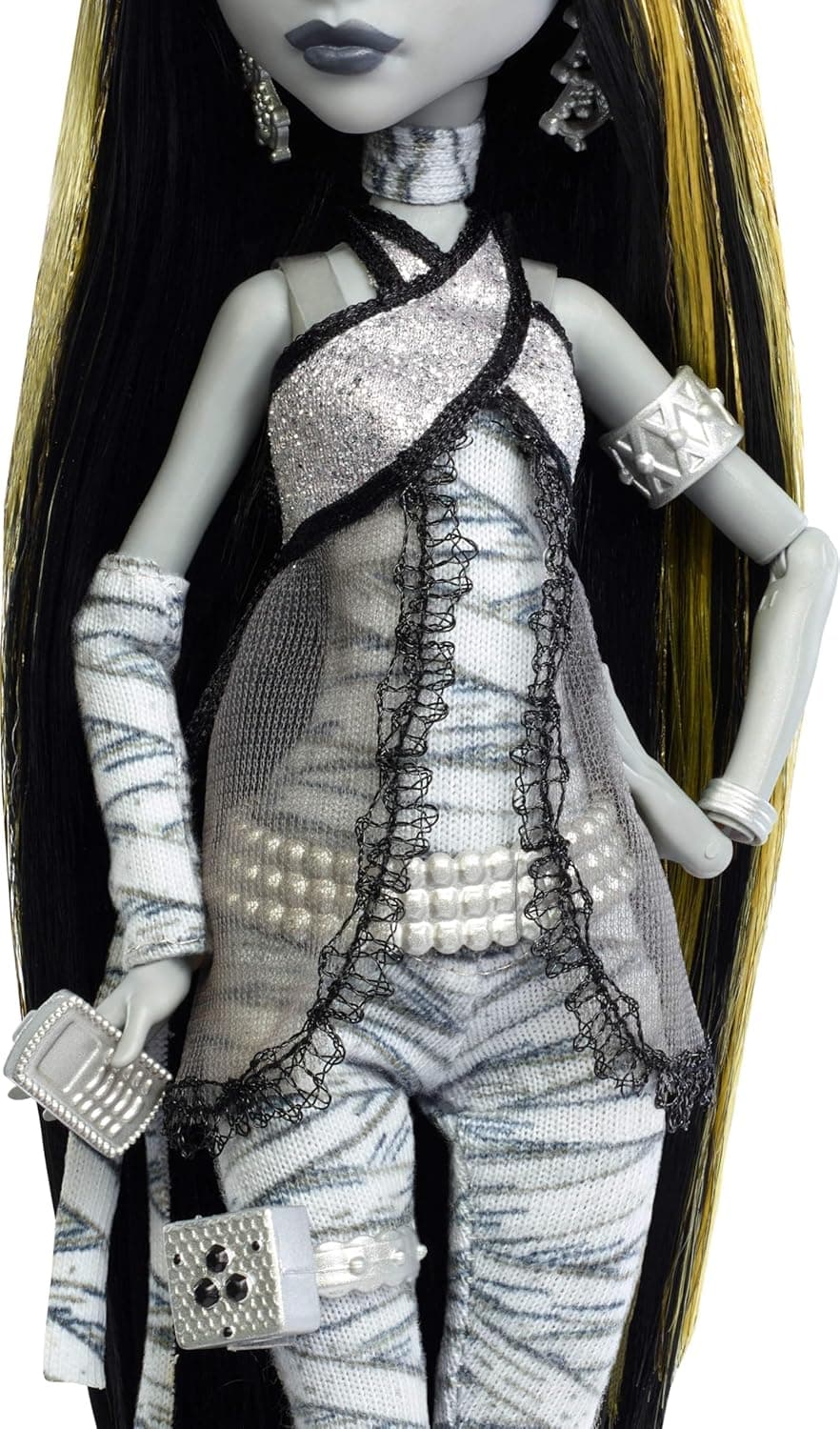 Monster High Reel Drama Doll, Cleo De Nile Black and White Reproduction Collectible with Doll-Size and Life-Size Posters, Horror Flick Theme, and Pet - Image 4