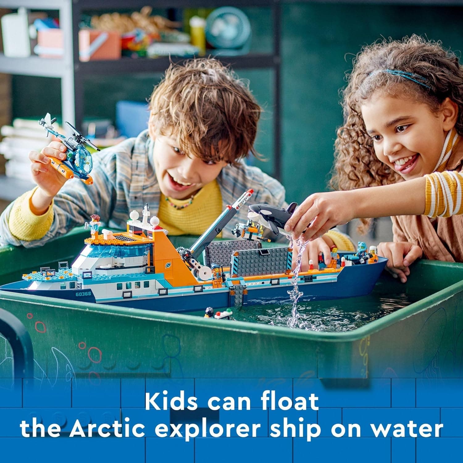 LEGO City Arctic Explorer Ship 60368 Ensemble de Jouets de Construction, Cadeau Amusant pour les Garçons et Filles de 7 Ans, avec un Bateau Flottant, Hélicoptère, Canot, Sous-marin ROV, Épave Viking, 7 Minifigurines et un Orca - Image 4
