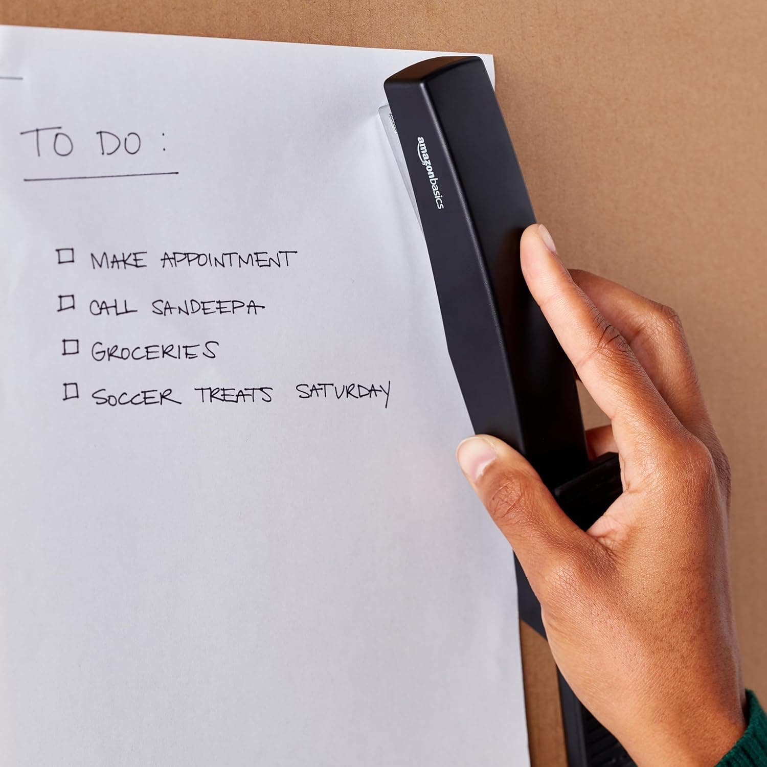 Grapadora Amazon Basics con 1000 Grapas, Grapadora de Oficina, Capacidad para 25 Hojas, Antideslizante, Negra, Paquete de 1 Grapadora y 1000 Grapas - Image 6