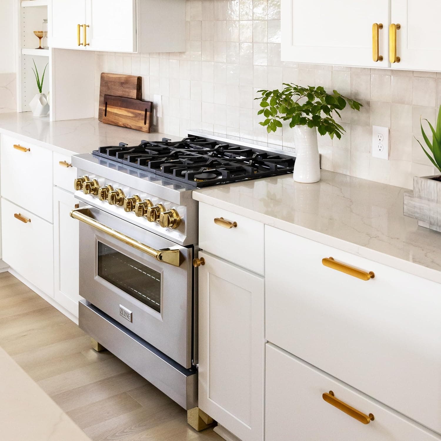 ZLINE Autograph Edition 36 in. 4.6 cu. ft. Legacy Dual Fuel Range with 6 Burner Gas Cooktop and Electric Convection Oven in Stainless Steel and Polished Gold Accents (RAZ-36-G) - Image 8